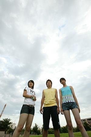 沖縄のサーフィンスクールで海を楽しむ